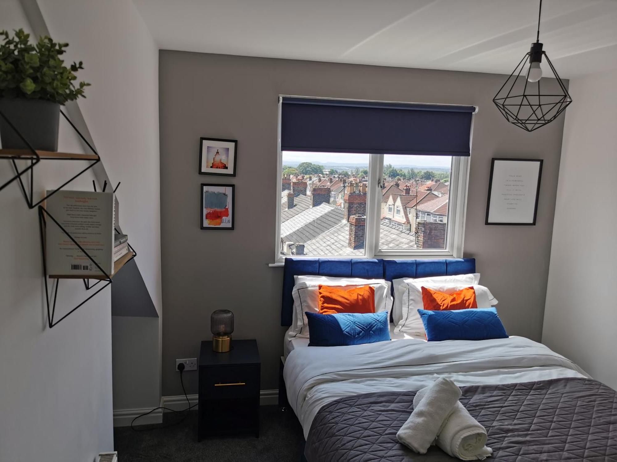 Modern Maisonette Ideal For Larger Groups, Contractors And Professionals Apartment Liverpool
